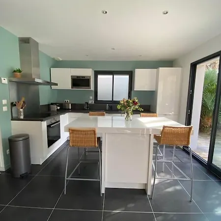 Villa 12 Pers Avec Piscine Chauffee 1 Mai Au 30 Sept *