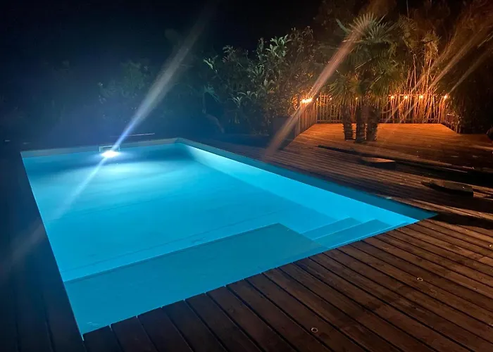 12 Pers Avec Piscine Chauffee 1 Mai Au 30 Sept